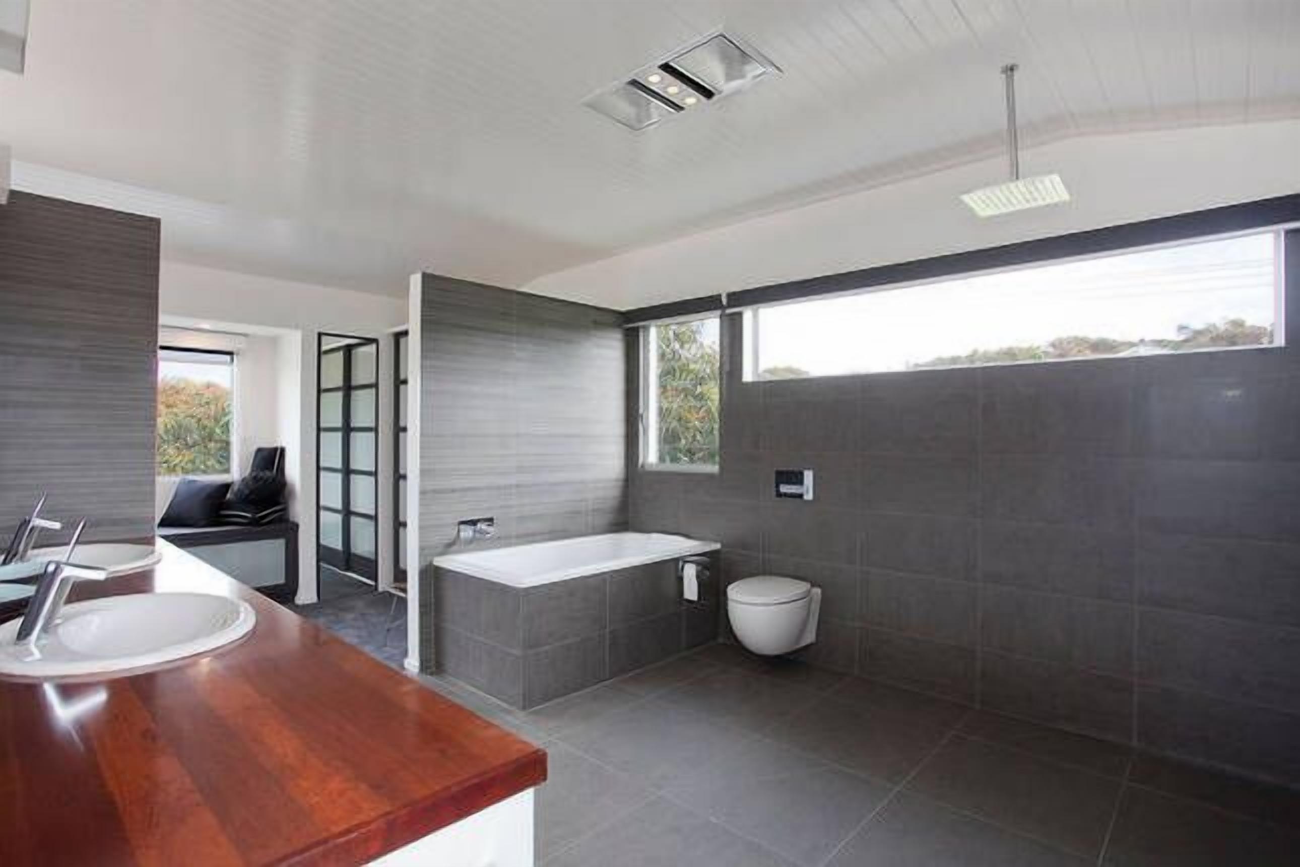 Great Ocean Road, Fairhaven holiday house, ocean views and pet friendly.