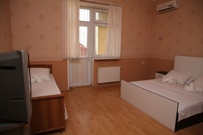 2 bedrooms - Ciao Baku Hostel & Hotel (Superior Family Room) (Baku)