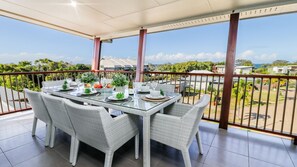 Outdoor dining - DUNES Agnes Water Four bedroom two level property with pool & free WIFI. Pet friendly. (Agnes Water)