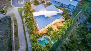 Exterior - Beach Vista Agnes Water - luxurious beachfront with pool. pet friendly, air con & huge entertaining (Agnes Water)