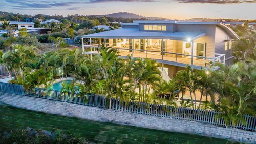 Beach Vista Agnes Water - luxurious beachfront with pool. pet friendly, air con & huge entertaining