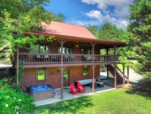 Exterior - Meadow Creek - Pet-friendly retreat with rambling creek, hot tub, fire-pit, WiFi, and sprawling manicured meadow land for serene relaxation (Morganton)