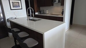 Kylskåp, mikrovågsugn, ugn och spishäll