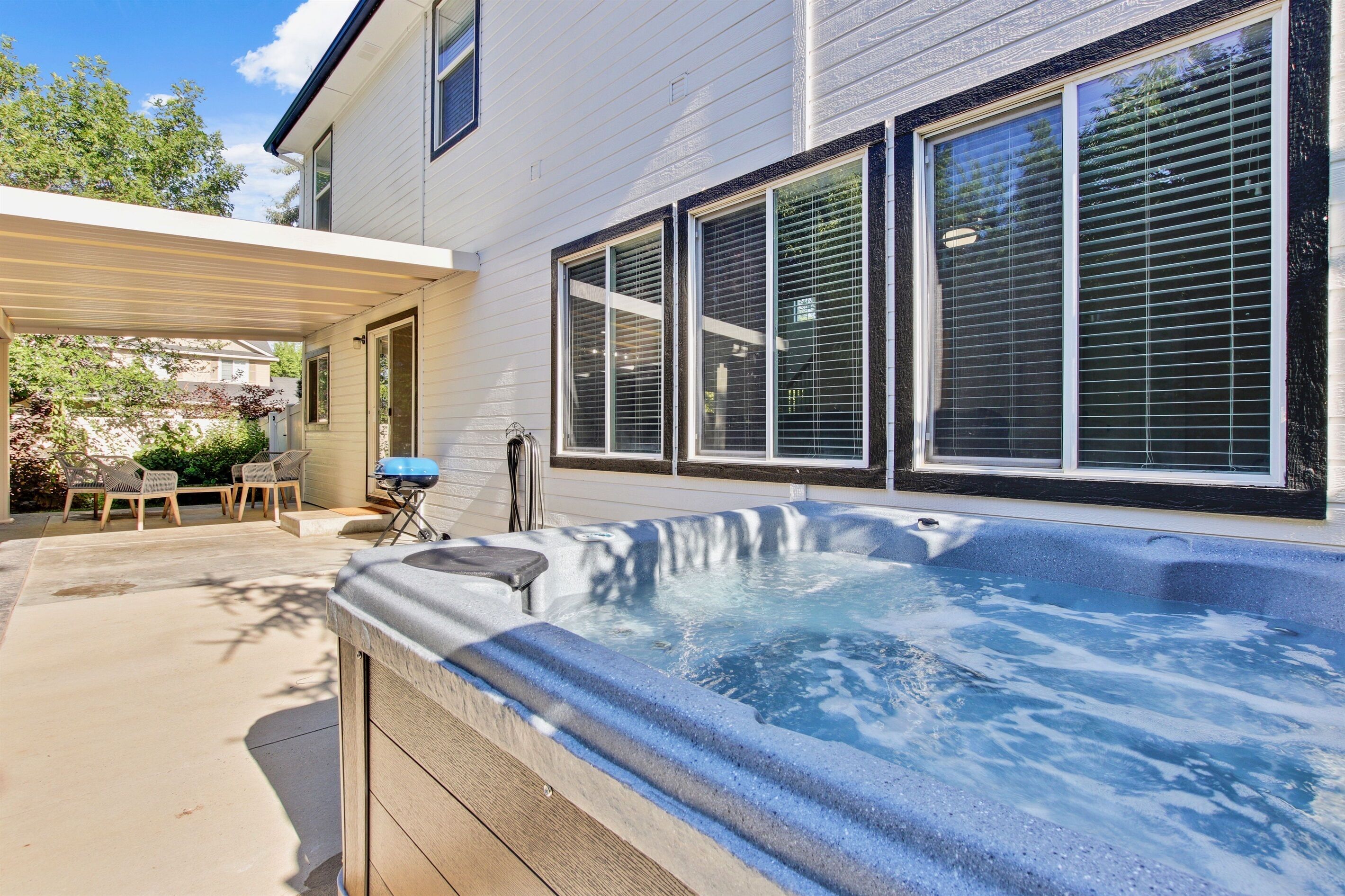 Large Natural Modern Boho Home with HOT TUB