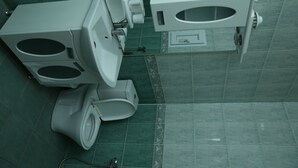 Un bany amb vàter, bidet i rentapèms.