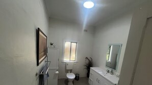 Towels, soap, shampoo, toilet paper - The Grove Gunbower.. (Gunbower)