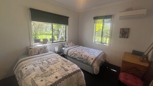3 bedrooms, iron/ironing board, WiFi (free), bed sheets - The Grove Gunbower.. (Gunbower)