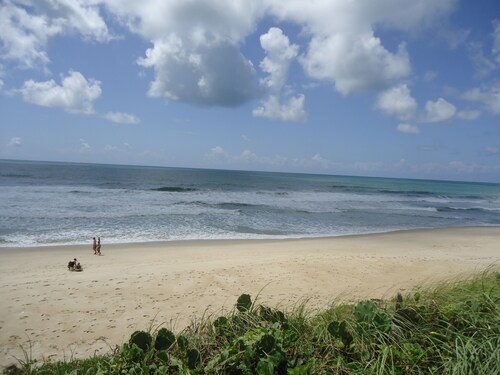 COMFORTABLE SPACIOUS HOUSE, 3 BEDROOMS 1 SUITE, LARGE BALCONY WITH SWIMMING POOL ,.