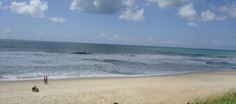 COMFORTABLE SPACIOUS HOUSE, 3 BEDROOMS 1 SUITE, LARGE BALCONY WITH SWIMMING POOL ,.