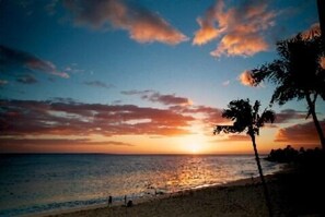 En la playa, camastros y toallas de playa 
