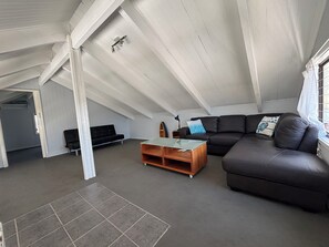 Flat-screen TV, DVD player, books, video library - Pet-Friendly | 200m to Beach | Sleeps Large Groups | Beach Views | Air Con (Callala Beach)