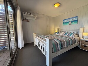 5 bedrooms, iron/ironing board, free WiFi, bed sheets - Pet-Friendly | 200m to Beach | Sleeps Large Groups | Beach Views | Air Con (Callala Beach)