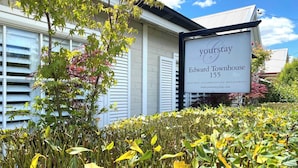 En skylt med texten ”yourstay Edward Townhouse 155” och en webbadress.