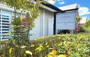 Letrero que indica 'yourstay Edward Townhouse 155' con una dirección web.