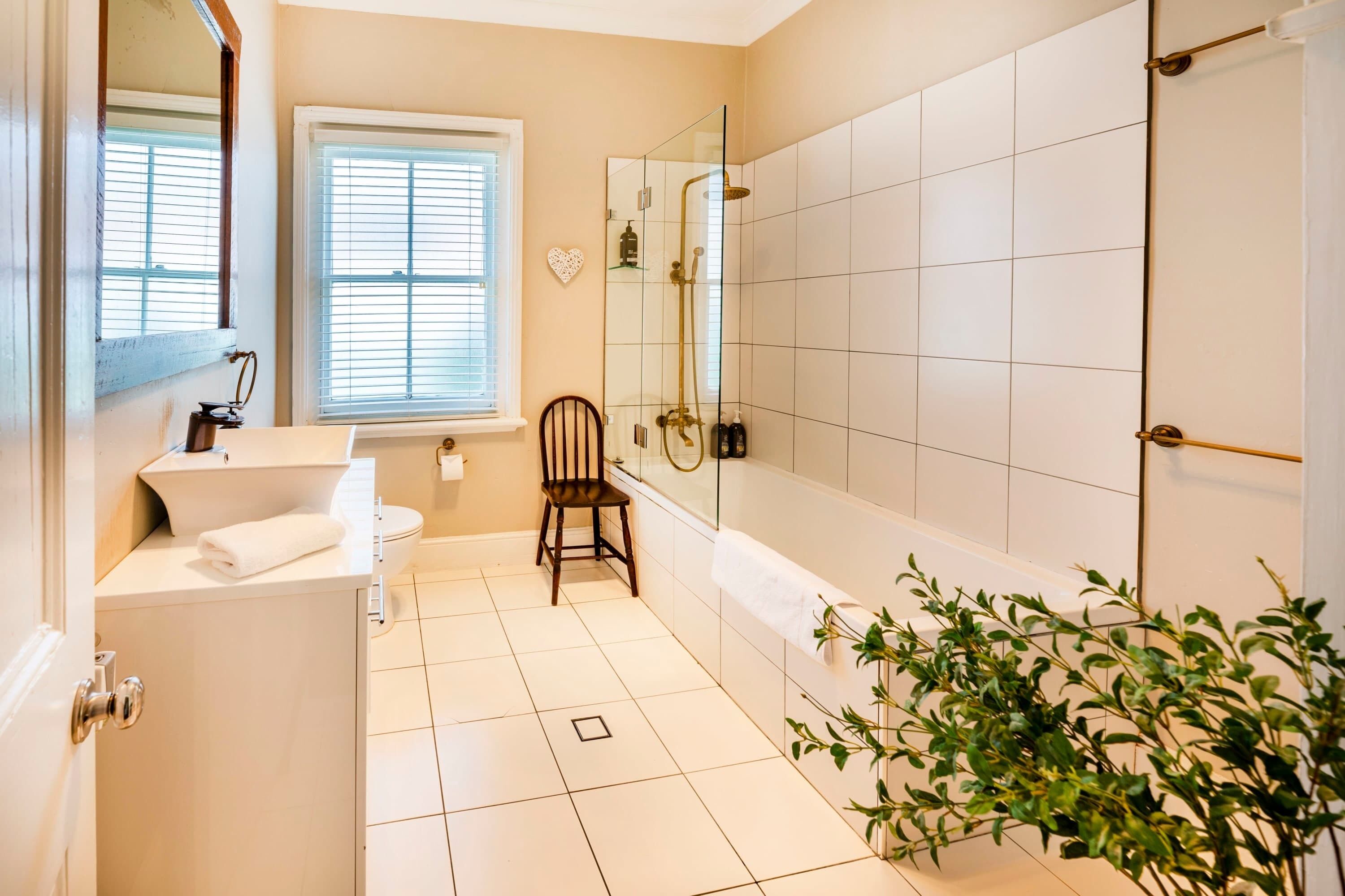 Badekar, regndusjhode, hårføner og håndklær