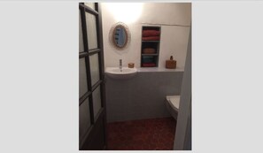 Douche, sèche-cheveux, serviettes fournies, papier toilette