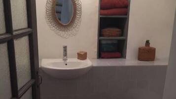 Douche, sèche-cheveux, serviettes fournies, papier toilette