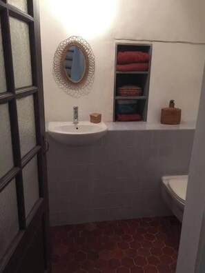 Douche, séchoir à cheveux, serviettes fournies, papier de toilette