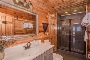 Hair dryer, towels - A Starr Peak View: Spectacular Views!, Resort Pool, Top Amenities, Premier+, close to Attractions! (Sevierville)
