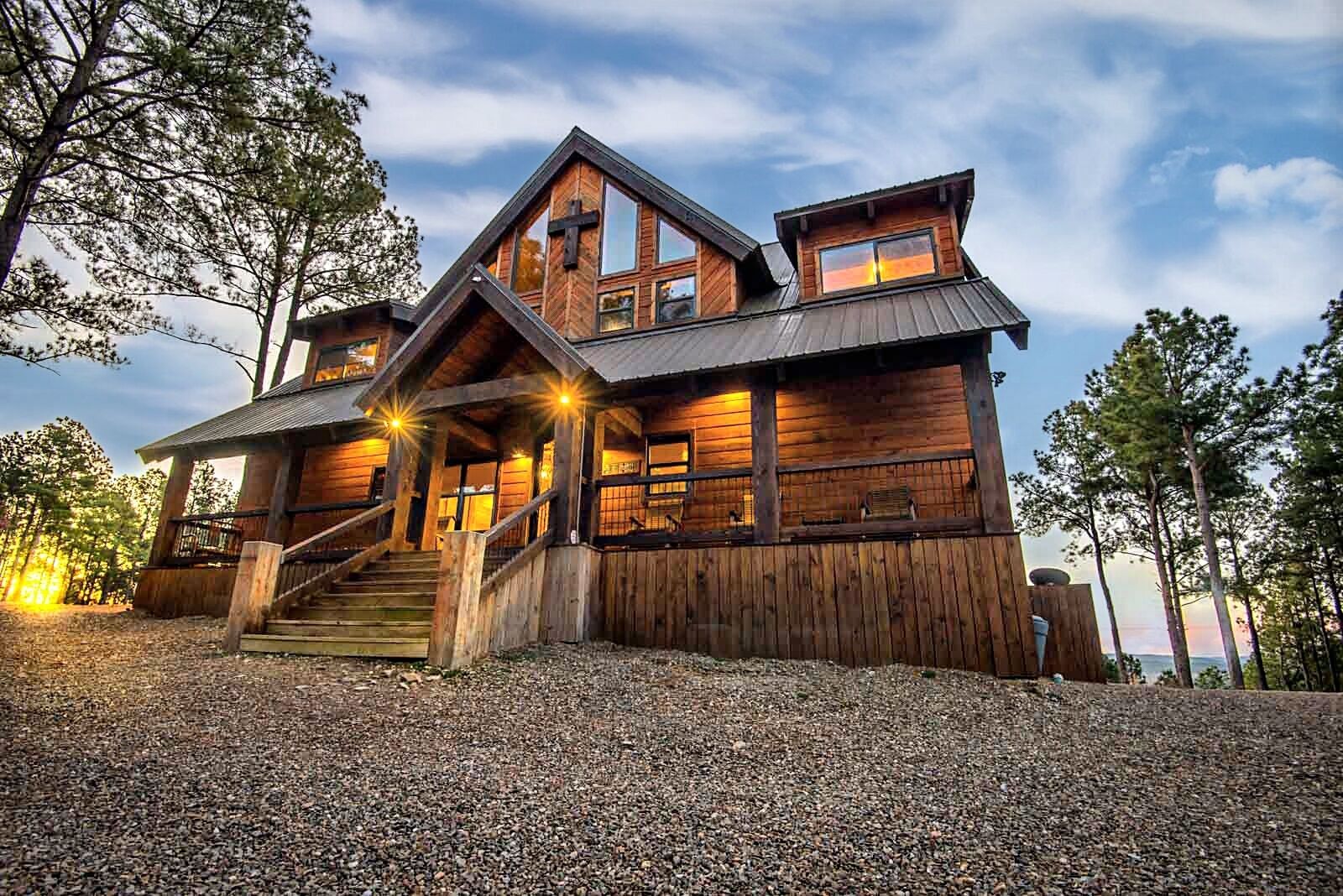 STAIRWAY TO HEAVEN- Private Mountain Retreat- Overlooks Nat'l Forest & Sleeps 20