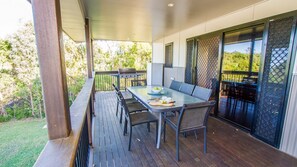 Outdoor dining - Surf Hunter - boat parking, walk to beach (AGNES WATER)