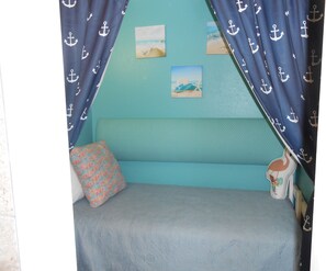 1 slaapkamer, een strijkplank/strijkijzer, gratis wifi, beddengoed