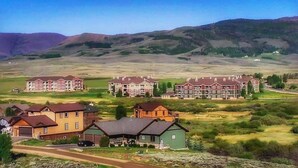 Un barrio residencial con varias casas y un edificio alto de muchos pisos.