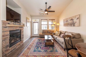 Smart TV, chimenea, futbolito y tenis de mesa 