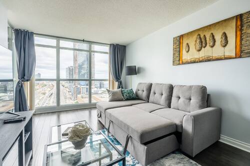Appartamento Design, letti multipli, cucina, vista città | Area soggiorno | TV a schermo piatto 43 pollici con canali via cavo, TV, Netflix