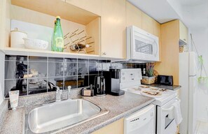 Deluxe Studio, Kitchen, City View | Private kitchen | Full-size fridge, microwave, oven, stovetop