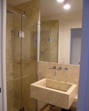 Duschwanne, Haartrockner, Bidet, Handtücher
