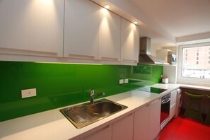 Een koelkast, een microgolfoven, een oven, een kookplaat