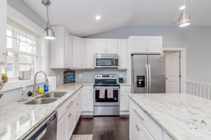 Fridge, microwave, oven, stovetop - ❖ Lakefront Getaway | Close to DC | Near Winery ❖ (Locust Grove)