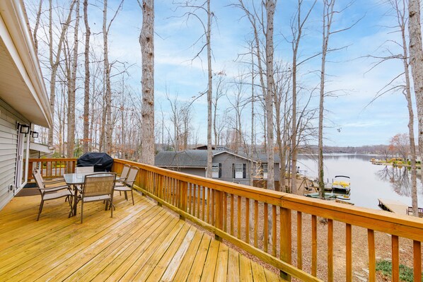 Outdoor dining - ❖ Lakefront Getaway | Close to DC | Near Winery ❖ (Locust Grove)