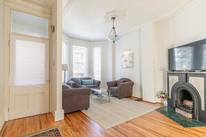 Superior resortwoning, 4 slaapkamers, niet-roken, keuken | Woonruimte | Een 43-inch smart-tv met digitale zenders, een televisie en Netflix