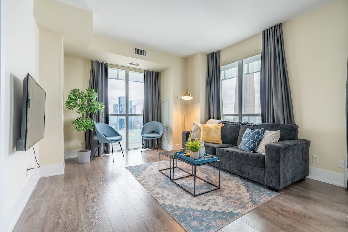 Departamento de diseñador, 2 habitaciones, balcón, vista al lago | Área de sala de estar | Smart TV de 42 pulgadas con canales por cable, televisión y Netflix