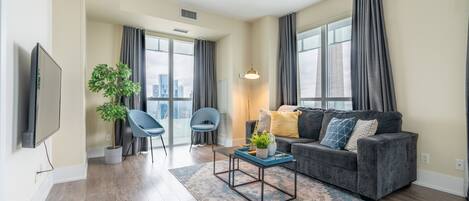 Apartamento de diseño, 2 habitaciones, balcón, vistas al lago | Zona de estar | Una Smart TV, Netflix, Hulu, servicios de streaming