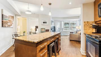 Een koelkast met diepvriezer, een microgolfoven, een oven, een kookplaat