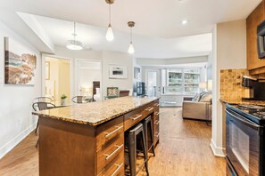 Full-sized fridge, microwave, oven, stovetop