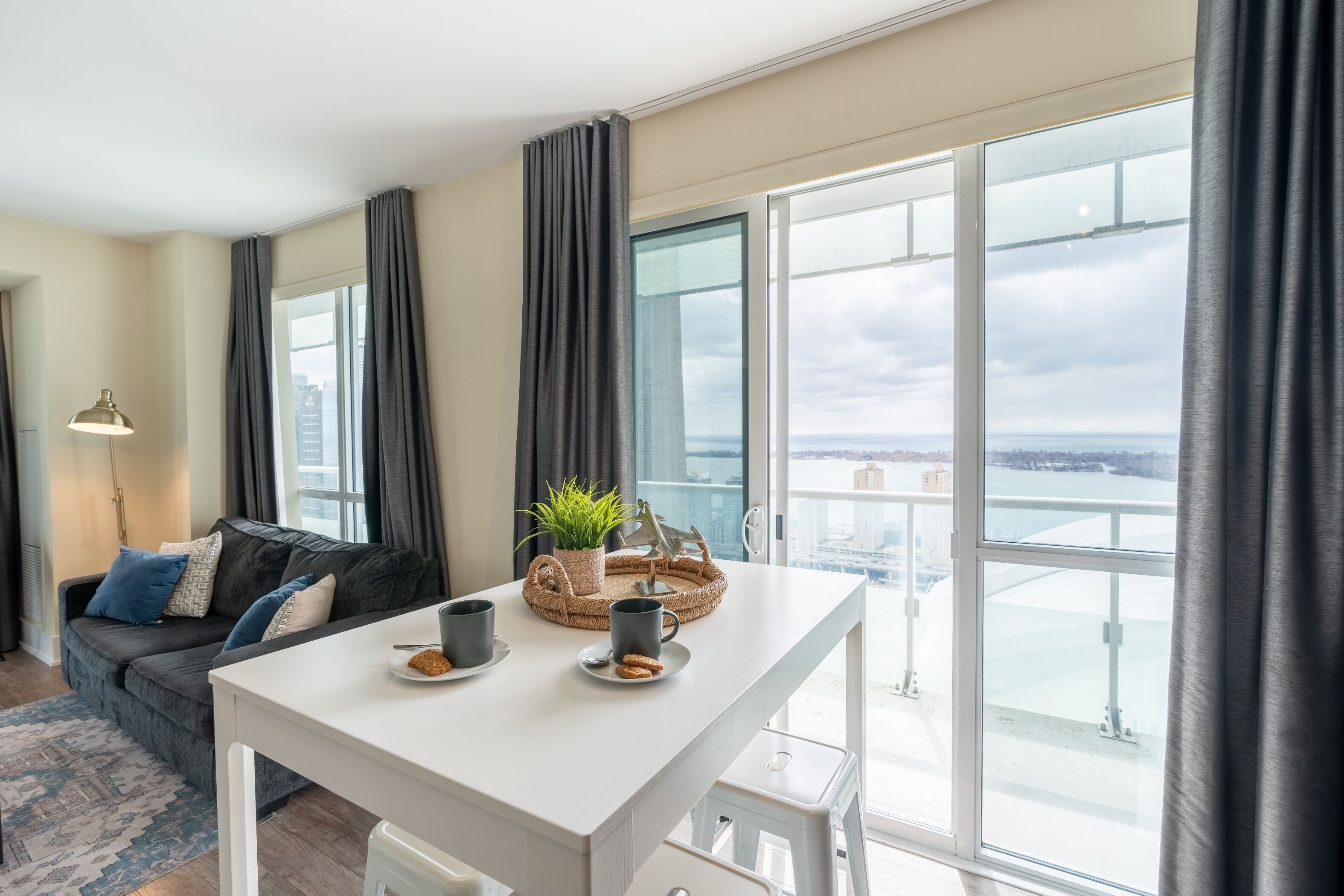 Departamento de diseñador, 2 habitaciones, balcón, vista al lago | Cocina privada | Refrigerador con congelador, microondas, horno y parrilla de estufa 