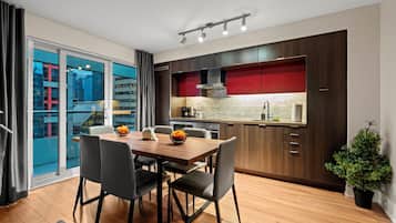 Appartement « Premier », plusieurs lits, balcon, vue ville | Cuisine privée