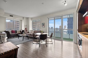 Apartamento superluxo, 2 quartos, sacada, vista para o lago | Individualmente decorados, individualmente mobiliados, escrivaninha