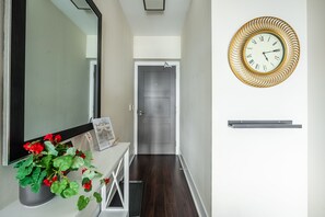 42-inch Smart TV with cable channels, TV, Netflix - Modern Downtown Apartments (Toronto)