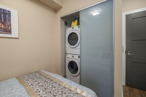 42-inch Smart TV with cable channels, TV, Netflix - Modern Downtown Apartments (Toronto)