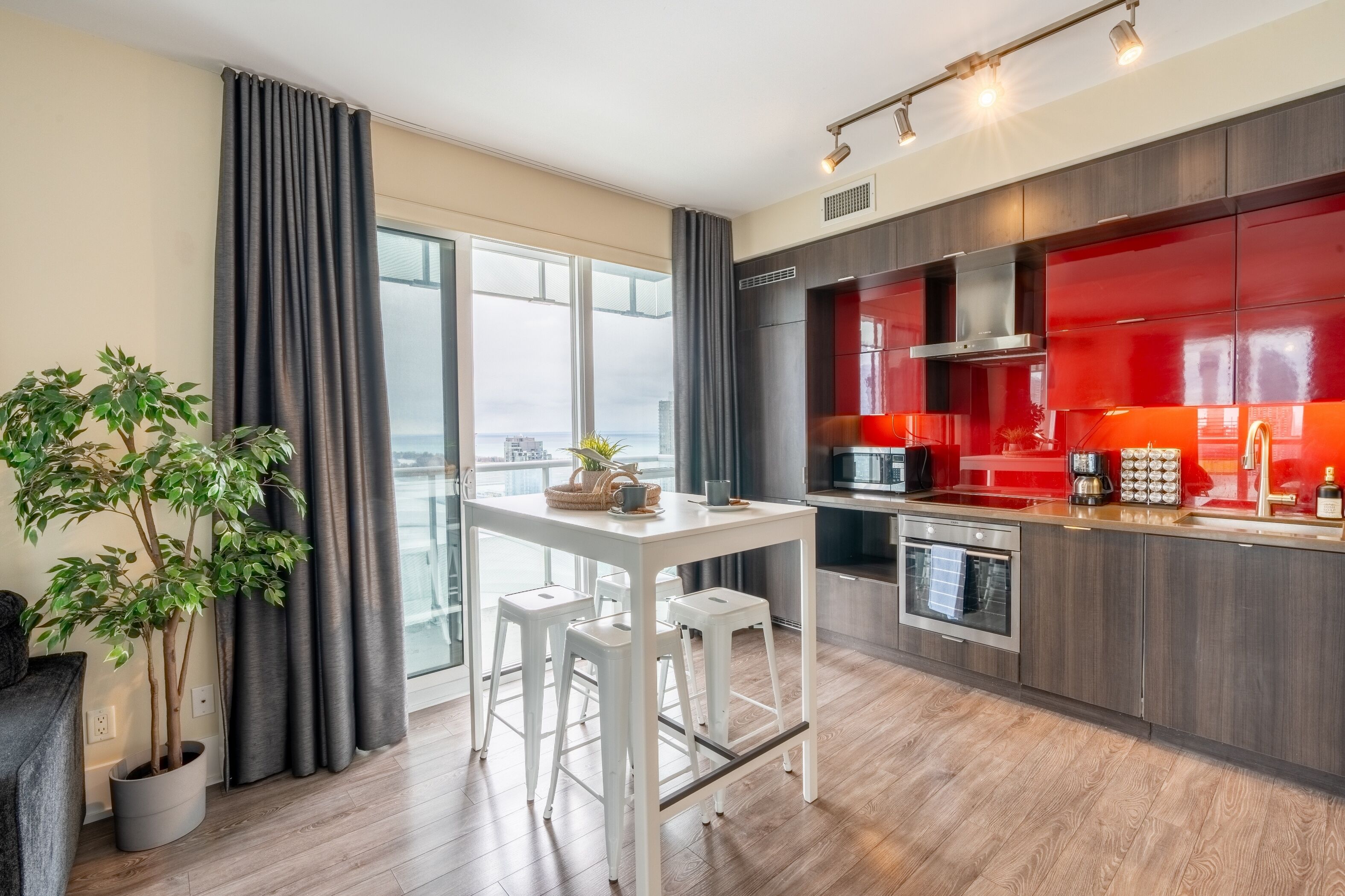 Design appartement, 2 slaapkamers, balkon, uitzicht op meer | Privékeuken | Een koelkast met diepvriezer, een microgolfoven, een oven, een kookplaat