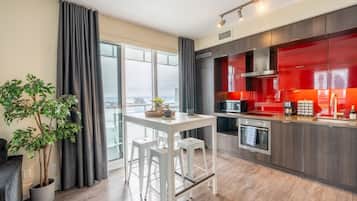 Design appartement, 2 slaapkamers, balkon, uitzicht op meer | Privékeuken | Een koelkast met diepvriezer, een microgolfoven, een oven, een kookplaat