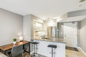 Full-sized fridge, microwave, oven, stovetop - Modern Downtown Apartments (Toronto)