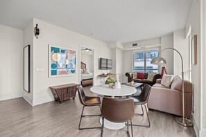 Apartamento superluxo, 2 quartos, sacada, vista para o lago | Individualmente decorados, individualmente mobiliados, escrivaninha