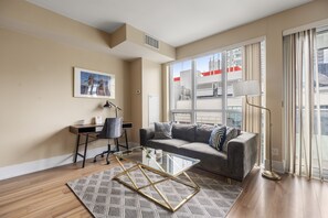 Apartamento panorâmico, várias camas, cozinha, vista para a cidade | Sala de estar | Smart TV 42 polegadas com canais a cabo, TV, Netflix