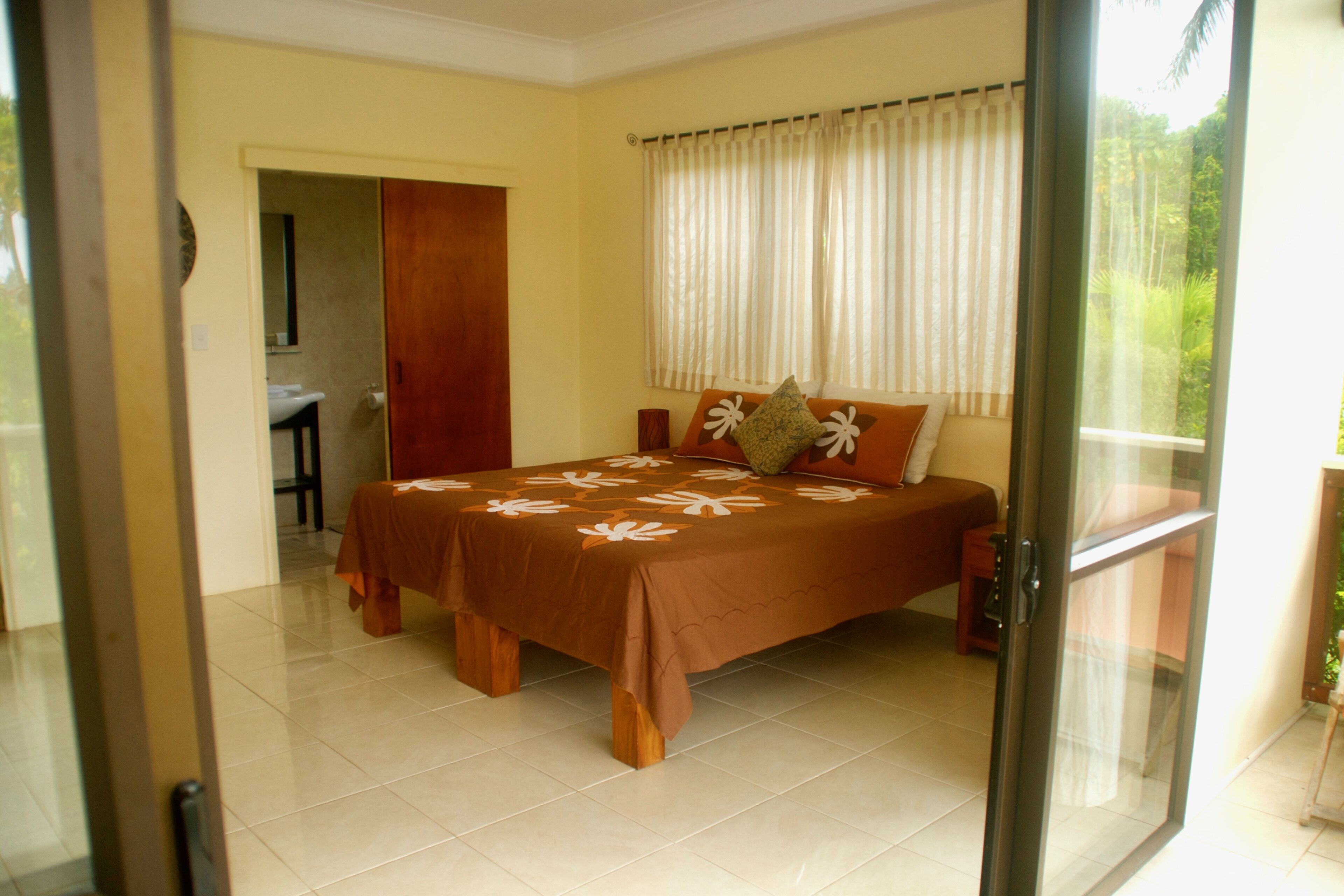 4 habitaciones, tabla de planchar con plancha, wifi y ropa de cama 